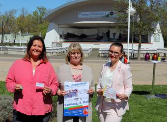 Jessika Rogat, Sibylle Schulz und Julia Teige präsentieren das 26. Lichterfest im Kurpark.