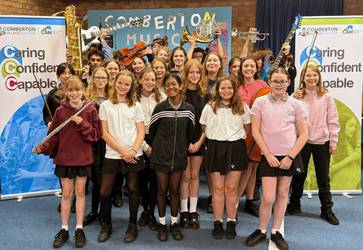 Benefizkonzert des Comberton Village College Musik-Tournee-Ensembles
