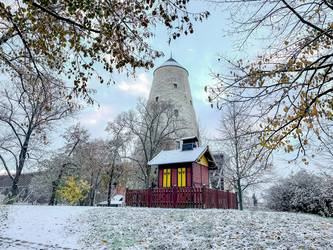 Kunsthof Soleturm mit Hexenhaus im Winter