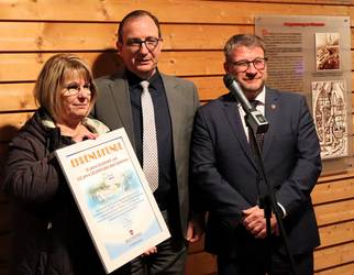 Oberbürgermeister Bert Knoblauch (r.) und Landrat Markus Bauer gratulierten Solepark-Leiterin Sibylle Schulz zum Jubiläum der Einrichtungen. © Stadt Schönebeck (Elbe) img 1164