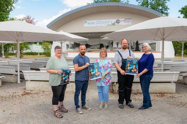 Foto: vLnR – N.Breitenstein (CJD Salzlandwerkstätten), Steffen David (CJD Salzlandwerkstätten), Sibylle Schulz (Betriebsleiterin SOLEPARK), E. Gerstner (CJD Salzlandwerkstätten), Anita Bader (Geschäftsführerin Mitteldeutsche Kammerphilharmonie Schönebeck gGmbH)