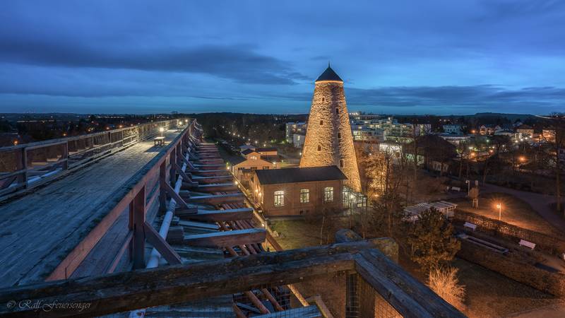 Gradierwerk am Abend mit Blick auf Soleturm © SOLEPARK / Fotograf: Ralf Feuersenger