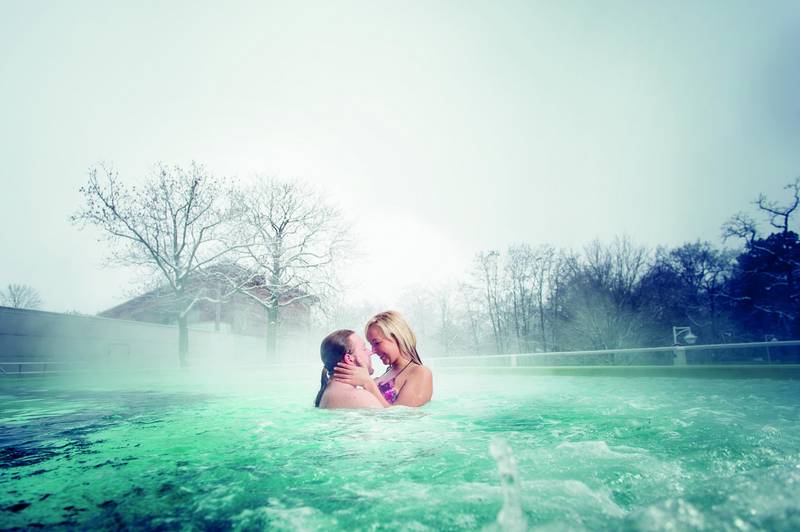 Solequell Außenbecken badendes Paar im Winter
