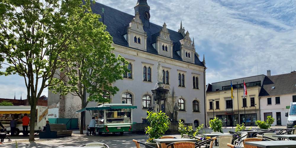 Händler der Region bieten leckere Sachen auf dem Marktplatz an