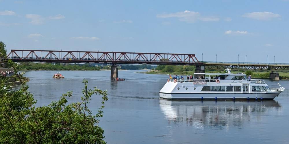 Schiff auf der Elbe