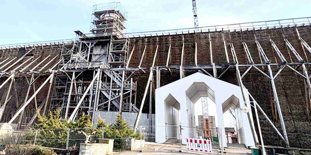 Gradierwerk mit Bauarbeiten am Uhrenturm