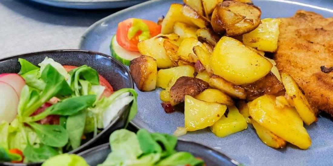 Salat und Bratkartoffeln: Teller der Solequell-Gastronomie &copy; SOLEPARK