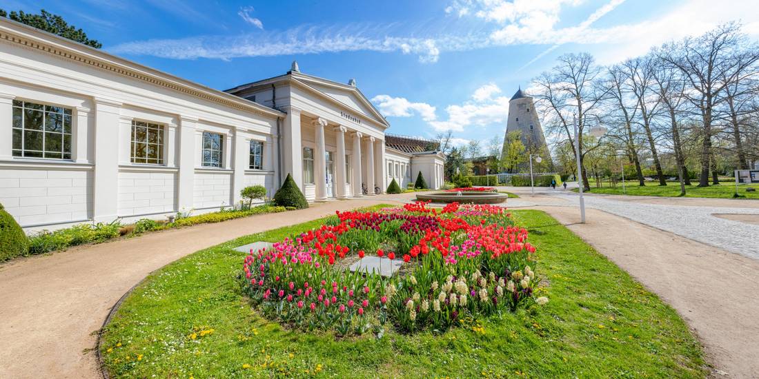 Lindenbad-Gebäude im Frühjahr © SOLEPARK