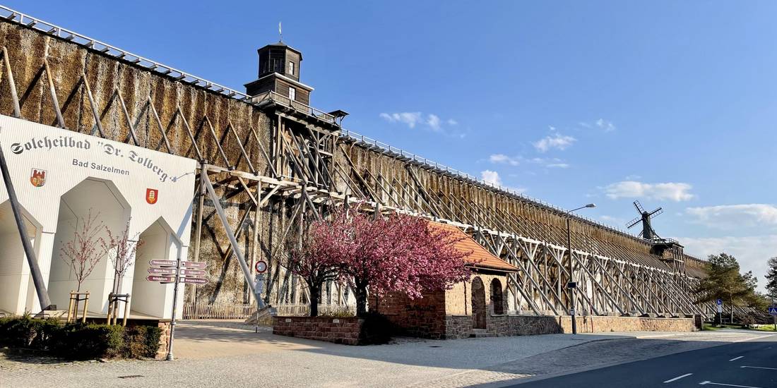 Gradierwerk mit blühenden Kirschbäumen © SOLEPARK