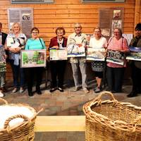 Die Ausgezeichneten gemeinsam mit Solepark-Leiterin Sibylle Schulz (l.) und Oberbürgermeister Bert Knoblauch (3.v.l.). © Stadt Schönebeck (Elbe) kalender1