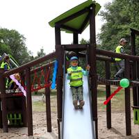 Die Spielgeräte wurden von den Kindern der Kita Schlupfwinkel gleich nach der Freigabe genutzt.