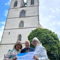 Symbolische Spendenübergabe mit (v.l.): Solepark-Leiterin Sibylle Schulz, Vereinsvorsitzender Wolf-Michael Feldbach und Anita Bader, Geschäftsführerin der Mitteldeutschen Kammerphilharmonie. © Stadt Schönebeck (Elbe) Symbolische Spendenübergabe mit (v.l.): Solepark-Leiterin Sibylle Schulz, Vereinsvorsitzender Wolf-Michael Feldbach und Anita Bader, Geschäftsführerin der Mitteldeutschen Kammerphilharmonie.