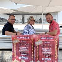 EMS-Pressesprecher Frank Sieweck (v.l.), Solepark-Leiterin Sibylle Schulz und Solepark-Mitarbeiter Christian Kolbe freuen sich auf das Kultkino. © Stadt Schönebeck (Elbe) EMS-Pressesprecher Frank Sieweck (v.l.), Solepark-Leiterin Sibylle Schulz und Solepark-Mitarbeiter Christian Kolbe freuen sich auf das Kultkino.