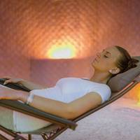 Relaxen in der Totes Meer-Salzgrotte (c) Sam Rey © SOLEPARK / Fotograf: Sam Rey Relaxen in der Totes Meer-Salzgrotte