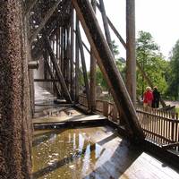 Herabrieselnde Sole am Gradierwerk mit Personen