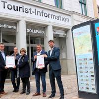 Die Schönebecker Tourist-Informationen dürfen weiterhin die "i-Marke" führen. Bei der Übergabe dabei (v.l.): Jans Braunsberger, Karin Friedrich, Sibylle Schulz, Oberbürgermeister Bert Knoblauch und Martin Schulze. © Stadt Schönebeck (Elbe) img 7602