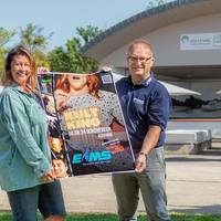 Jessika Rogat vom SOLEPARK und EMS-Pressesprecher Frank Sieweck präsentieren vor der Kurparkbühne das aktuelle Plakat zum diesjährigen Kult-Kino. Gezeigt wird am 30. August „Ziemlich beste Freunde“. Der Eintritt ist frei! © Solepark Kult-Kino
