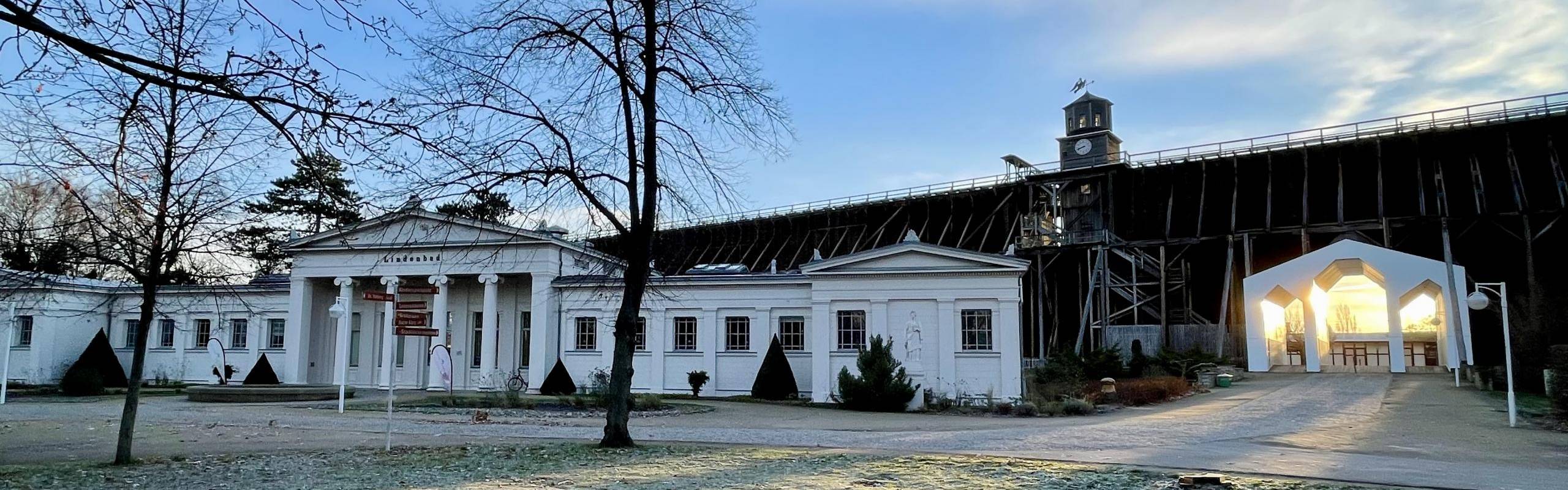 Sonne scheint am Lindenbad durch das Gradierwerk ©SOLEPARK Sonne scheint am Lindenbad durch das Gradierwerk