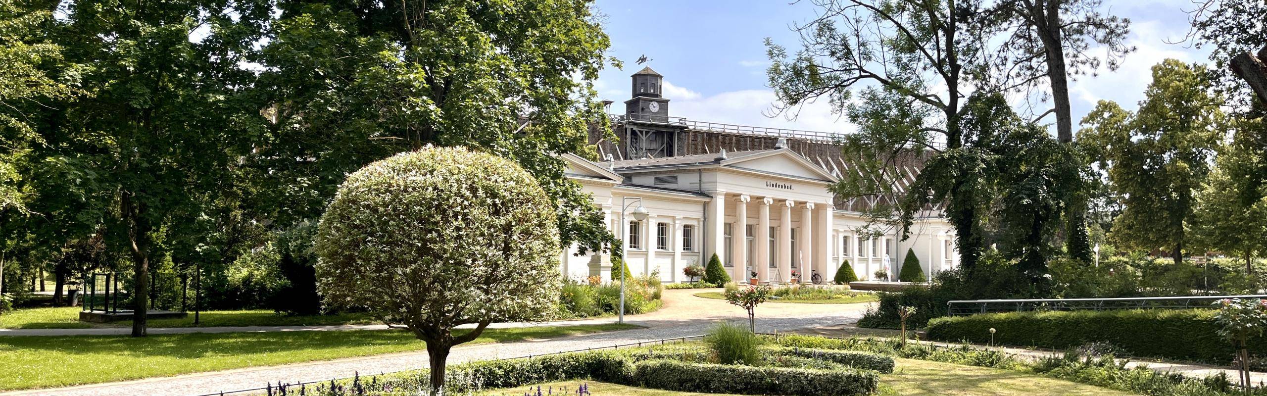 Lindenbad Gebäude im Sommer