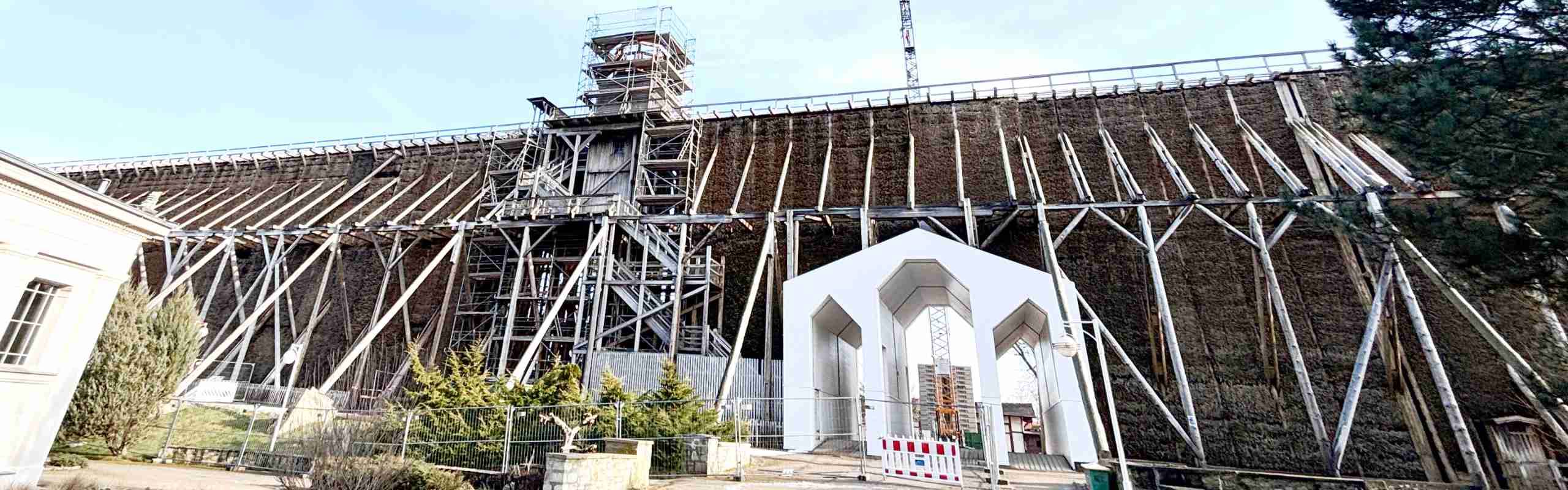 Gradierwerk mit Bauarbeiten am Uhrenturm