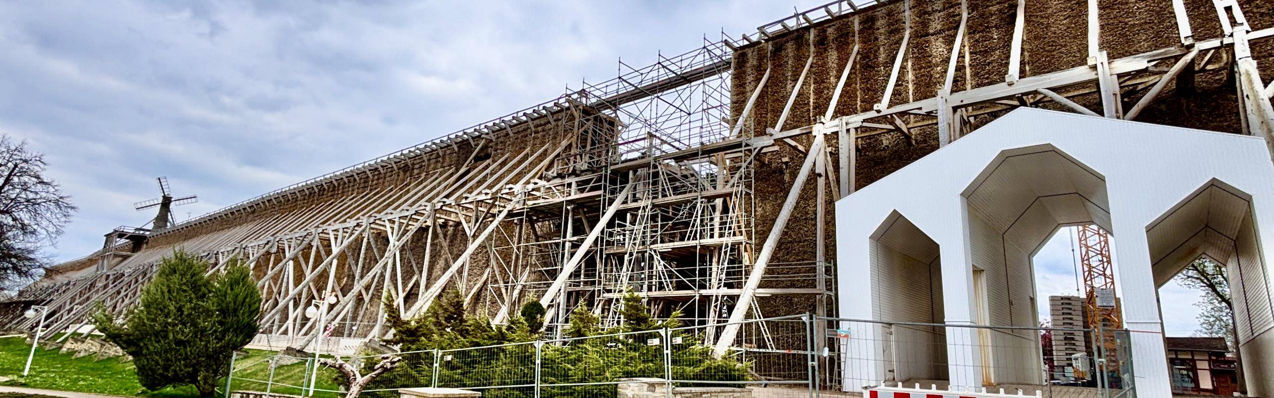 Gradierwerk mit Bauarbeiten am Uhrenturm