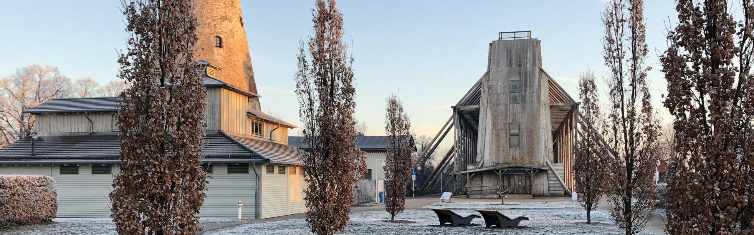 Ruhebänke am Kunsthor im Winter