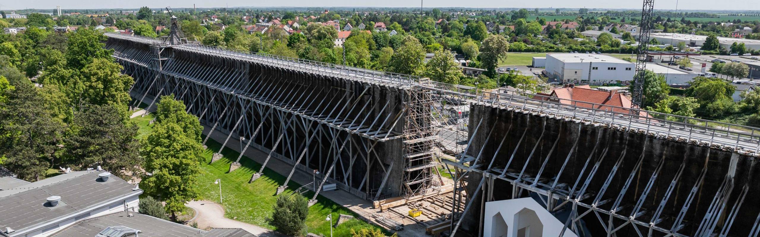 Gradierwerk mit Bauarbeiten am Uhrenturm