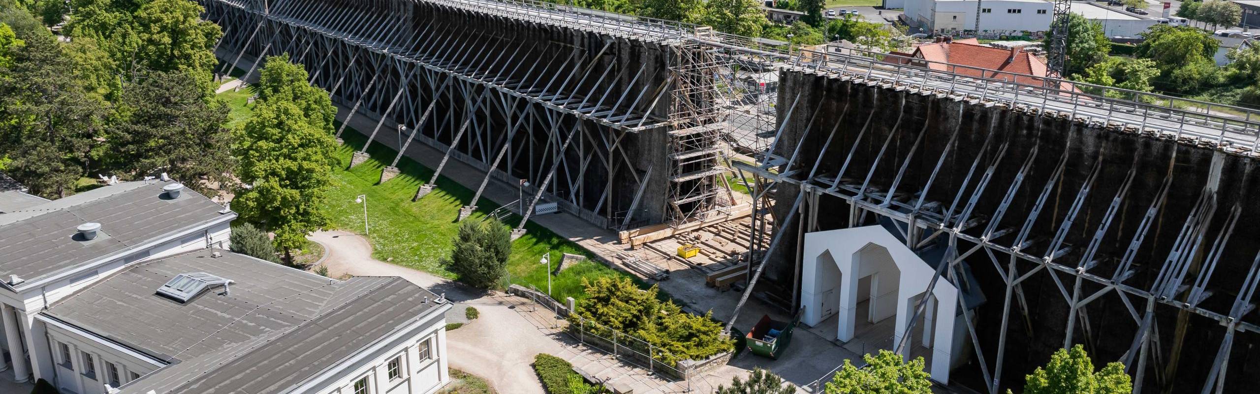 Gradierwerk mit Bauarbeiten am Uhrenturm ©SOLEPARK Gradierwerk mit Bauarbeiten am Uhrenturm