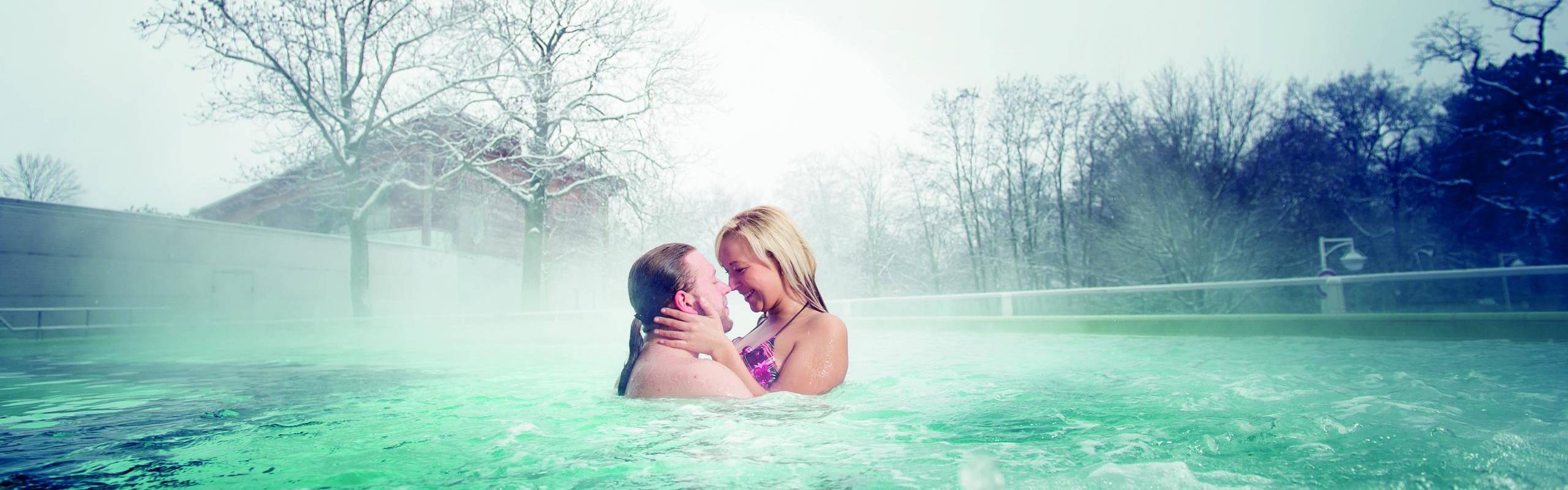 Solequell Außenbecken badendes Paar im Winter