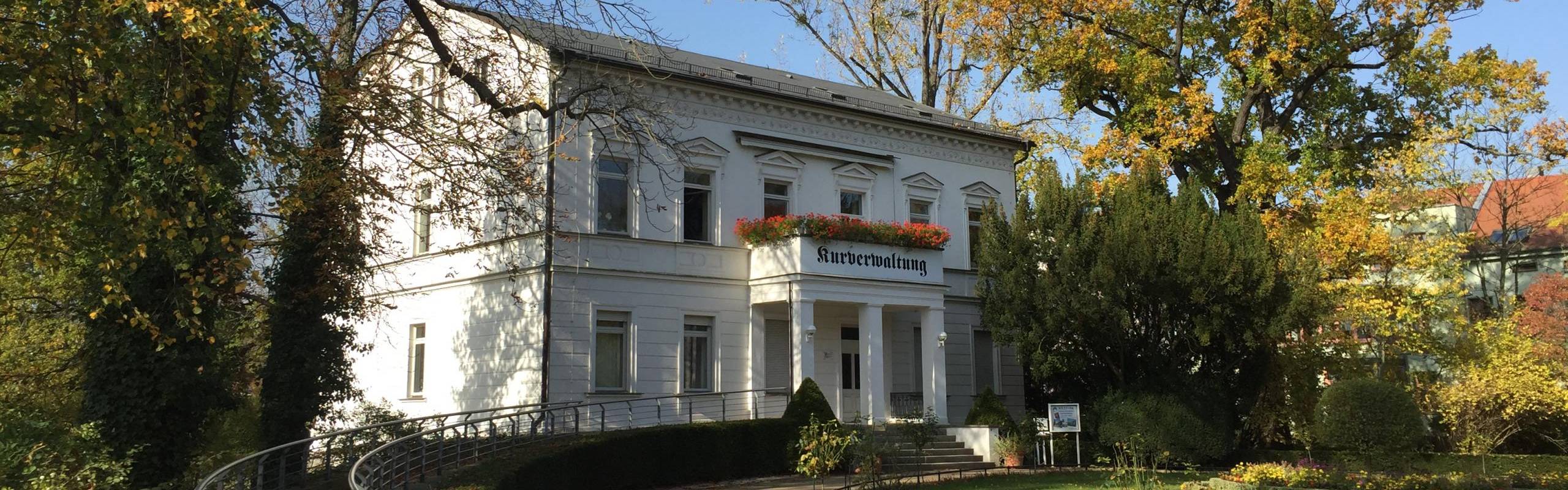 Herbstliche Blattfärbung an der Kurverwaltung