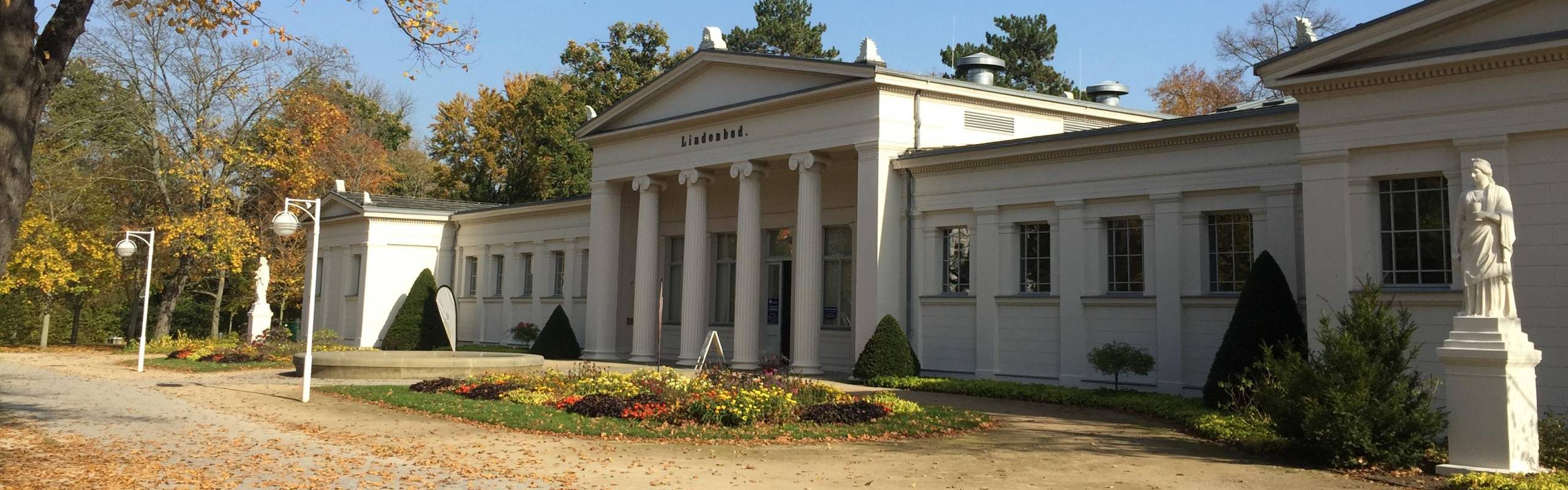 Herbstliche Laubfärbung am Lindenbad