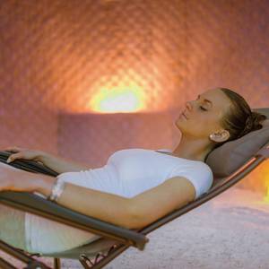 Relaxen in der Totes Meer-Salzgrotte
