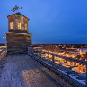 Gradierwerk am Abend mit Blick auf Uhrenturm
