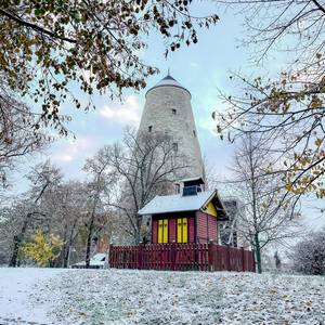 Kunsthof Soleturm mit Hexenhaus im Winter