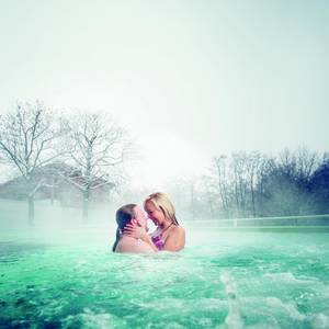 Solequell Außenbecken badendes Paar im Winter © SOLEPARK / Fotograf: Sam Rey Solequell Außenbecken badendes Paar im Winter