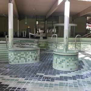 Leere Becken aufgrund von Wartungsarbeiten im Solequell