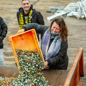 Kronkorken Abgabe Jessika Rogat © SOLEPARK Spendenaktion für krebskranke Kinder