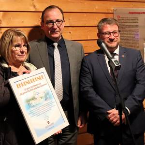 Oberbürgermeister Bert Knoblauch (r.) und Landrat Markus Bauer gratulierten Solepark-Leiterin Sibylle Schulz zum Jubiläum der Einrichtungen. © Stadt Schönebeck (Elbe) img 1164
