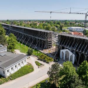 Gradierwerk mit Bauarbeiten am Uhrenturm