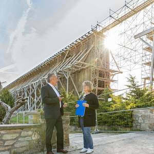 Besuch am Gradierwerk © Solepark Landtagspräsident Dr. Gunnar Schellenberger und Sibylle Schulz