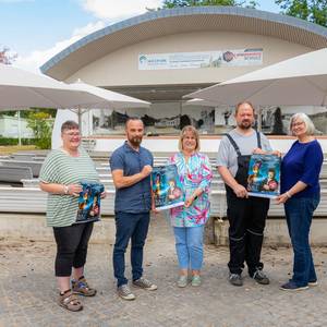 Serenadenkonzert am 11. Juli 2025 © SOLEPARK Foto: vLnR – N.Breitenstein (CJD Salzlandwerkstätten), Steffen David (CJD Salzlandwerkstätten), Sibylle Schulz (Betriebsleiterin SOLEPARK), E. Gerstner (CJD Salzlandwerkstätten), Anita Bader (Geschäftsführerin Mitteldeutsche Kammerphilharmonie Schönebeck gGmbH)