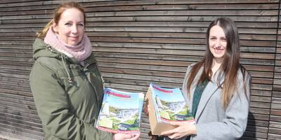 Zahlreiche Partnerinnen und Partner aus Gastronomie, Beherbergung und Freizeit beteiligen sich am Tourismusprojekt und holen das Magazin persönlich in Schönebeck ab. © Stadt Schönebeck (Elbe) Sandra Sambleben (Wirtschaftsförderung der Stadt) und Sarah Donath Hotel Domicil Schönebeck