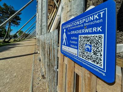 Information zum Gradierwerk für sehbehinderte Menschen © SOLEPARK / Fotograf: Christian Kolbe Pressetermin zur Fertigstellung der Förderprojekte der Sparkassenstiftung