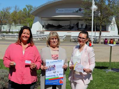 Jessika Rogat, Sibylle Schulz und Julia Teige präsentieren das 26. Lichterfest im Kurpark.