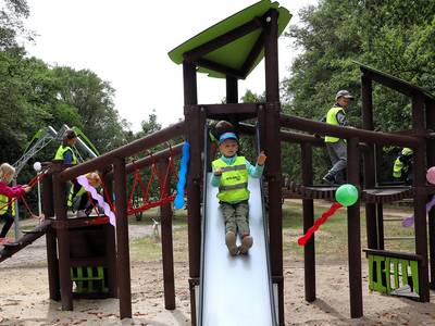 Die Spielgeräte wurden von den Kindern der Kita Schlupfwinkel gleich nach der Freigabe genutzt.