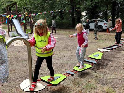 Unterschiedliche Spielgeräte für Kinder jedes Alters stehen zur Verfügung.