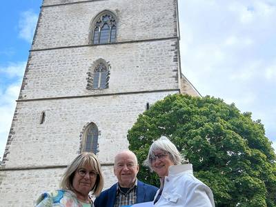 Symbolische Spendenübergabe mit (v.l.): Solepark-Leiterin Sibylle Schulz, Vereinsvorsitzender Wolf-Michael Feldbach und Anita Bader, Geschäftsführerin der Mitteldeutschen Kammerphilharmonie. © Stadt Schönebeck (Elbe) Symbolische Spendenübergabe mit (v.l.): Solepark-Leiterin Sibylle Schulz, Vereinsvorsitzender Wolf-Michael Feldbach und Anita Bader, Geschäftsführerin der Mitteldeutschen Kammerphilharmonie.