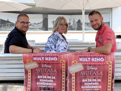 EMS-Pressesprecher Frank Sieweck (v.l.), Solepark-Leiterin Sibylle Schulz und Solepark-Mitarbeiter Christian Kolbe freuen sich auf das Kultkino. © Stadt Schönebeck (Elbe) EMS-Pressesprecher Frank Sieweck (v.l.), Solepark-Leiterin Sibylle Schulz und Solepark-Mitarbeiter Christian Kolbe freuen sich auf das Kultkino.