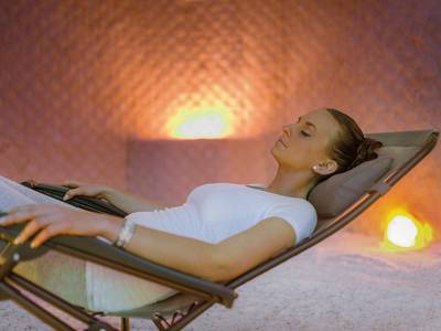 Relaxen in der Totes Meer-Salzgrotte