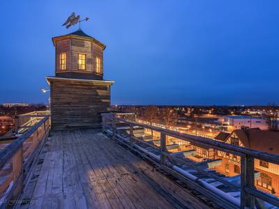 Gradierwerk am Abend mit Blick auf Uhrenturm